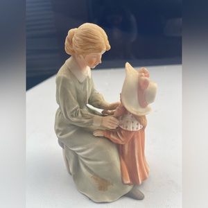 TREASURE MEMORIES “PARTY BONNET” FIGURINE